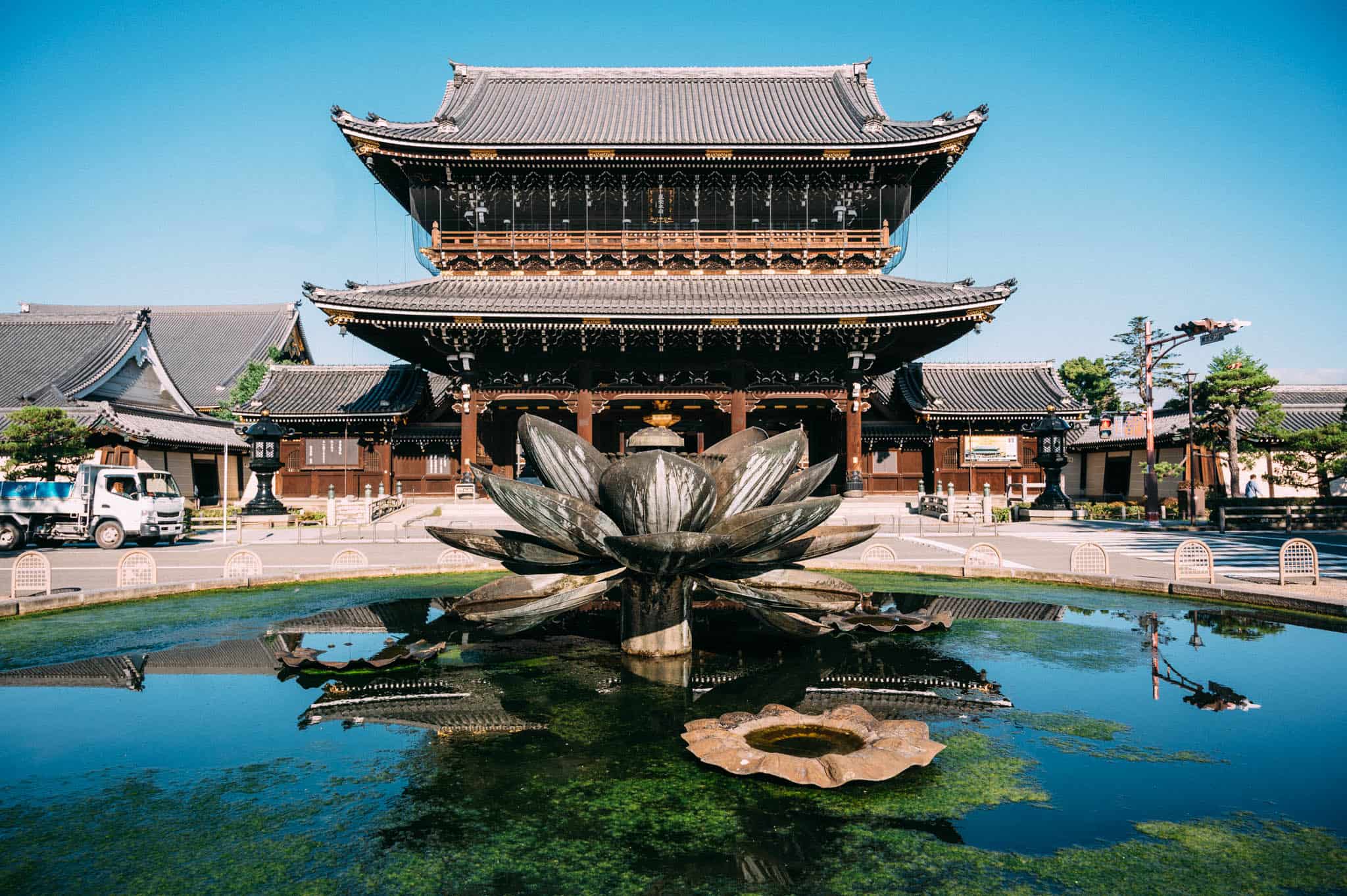 higashi-honganji temple and fountain