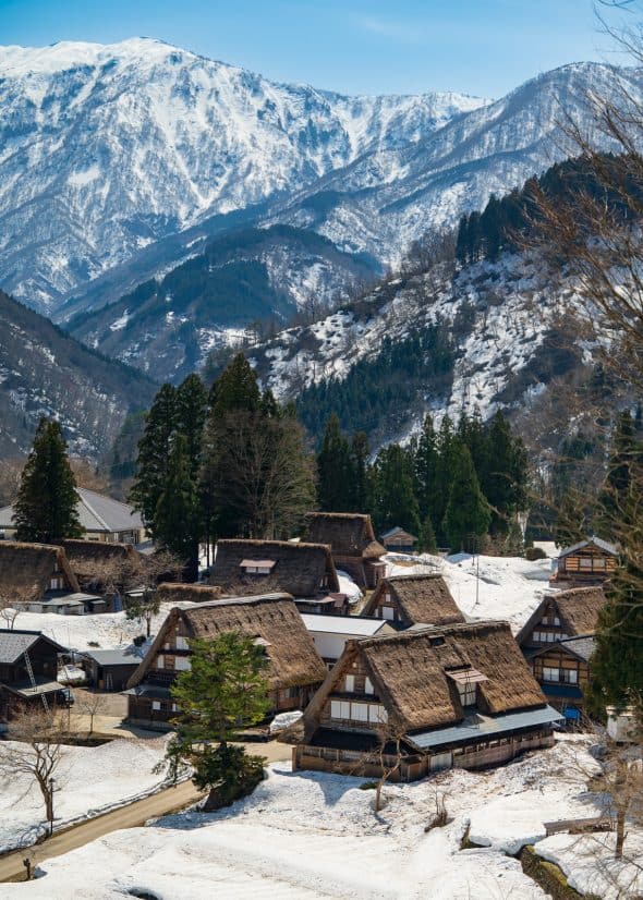 gokayama village thatched roof buildings