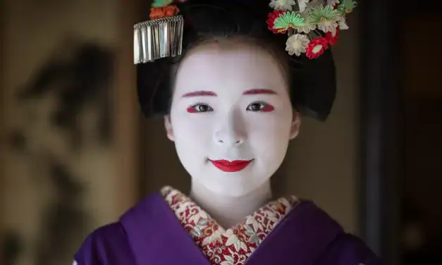 She Moves Like Flowing Water: Portraits of a Geisha